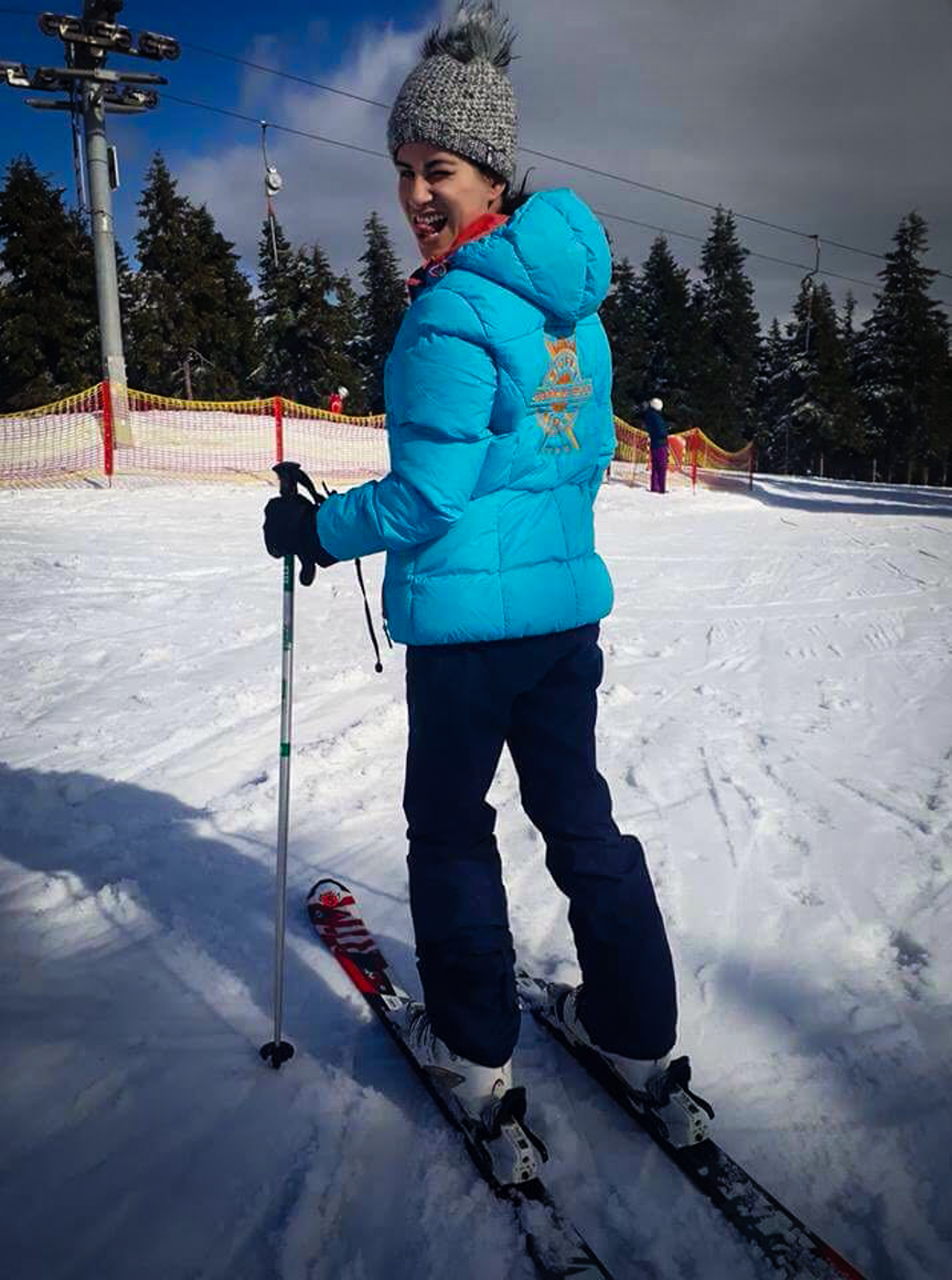 Fernanda esquiando perto de Praga no Cerna Hora, maior estação de esqui da República Tcheca