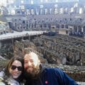 Tiago e Fernanda dentro do Coliseu em Roma