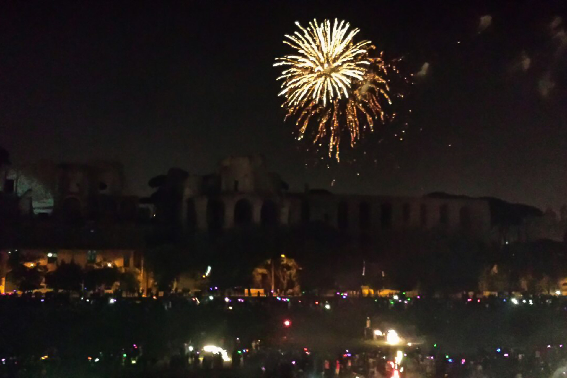 Fogos de artifícios atras das ruínas romanas duranto o ano novo em roma