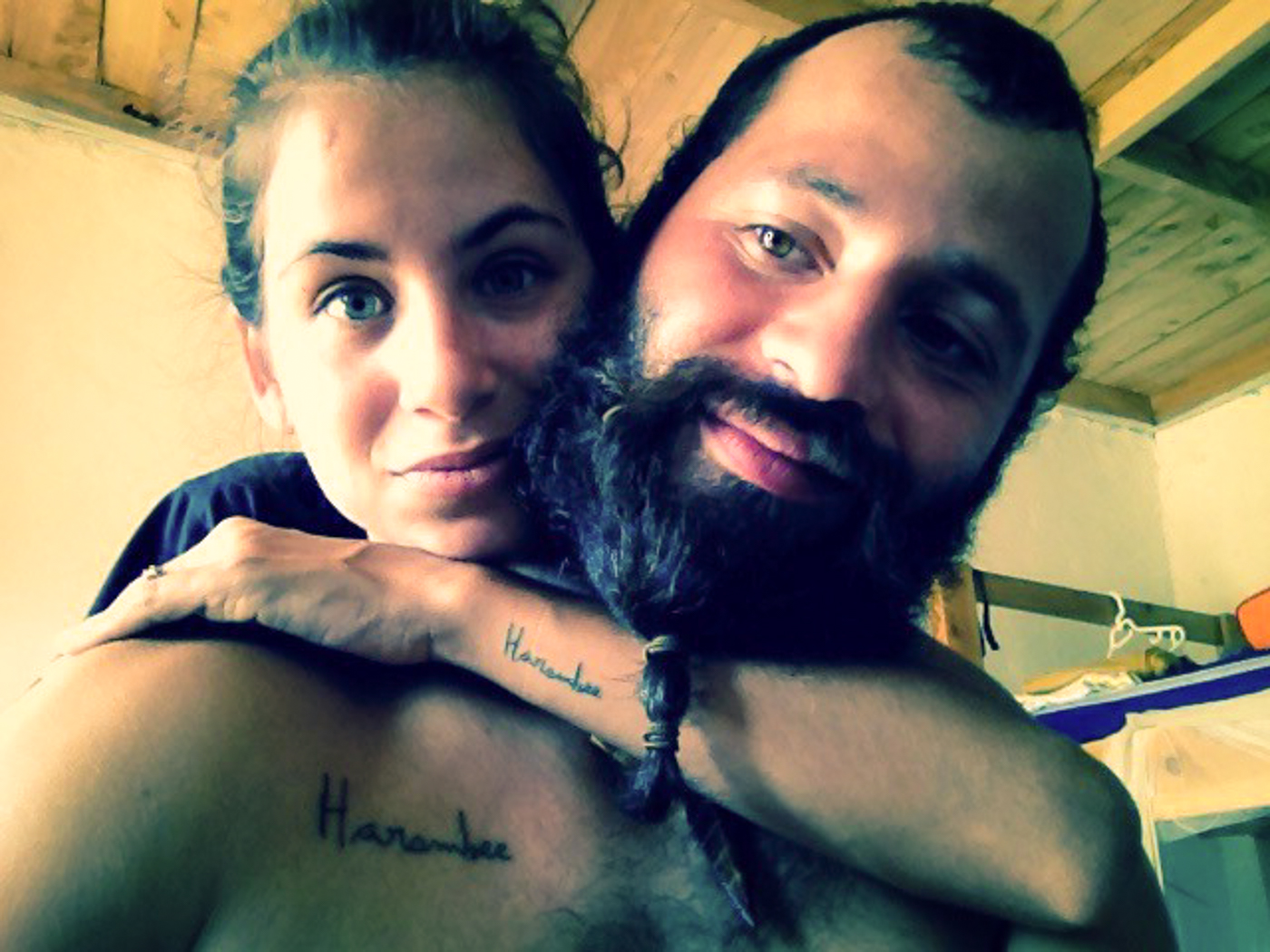 Tiago e Fernanda com a tatuagem do Harambee