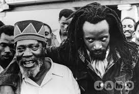 Jomo Kenyatta e Dedã Kimathi abraçando-se