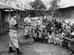 Homens quenianos capturados em campos britânicos no Quênia