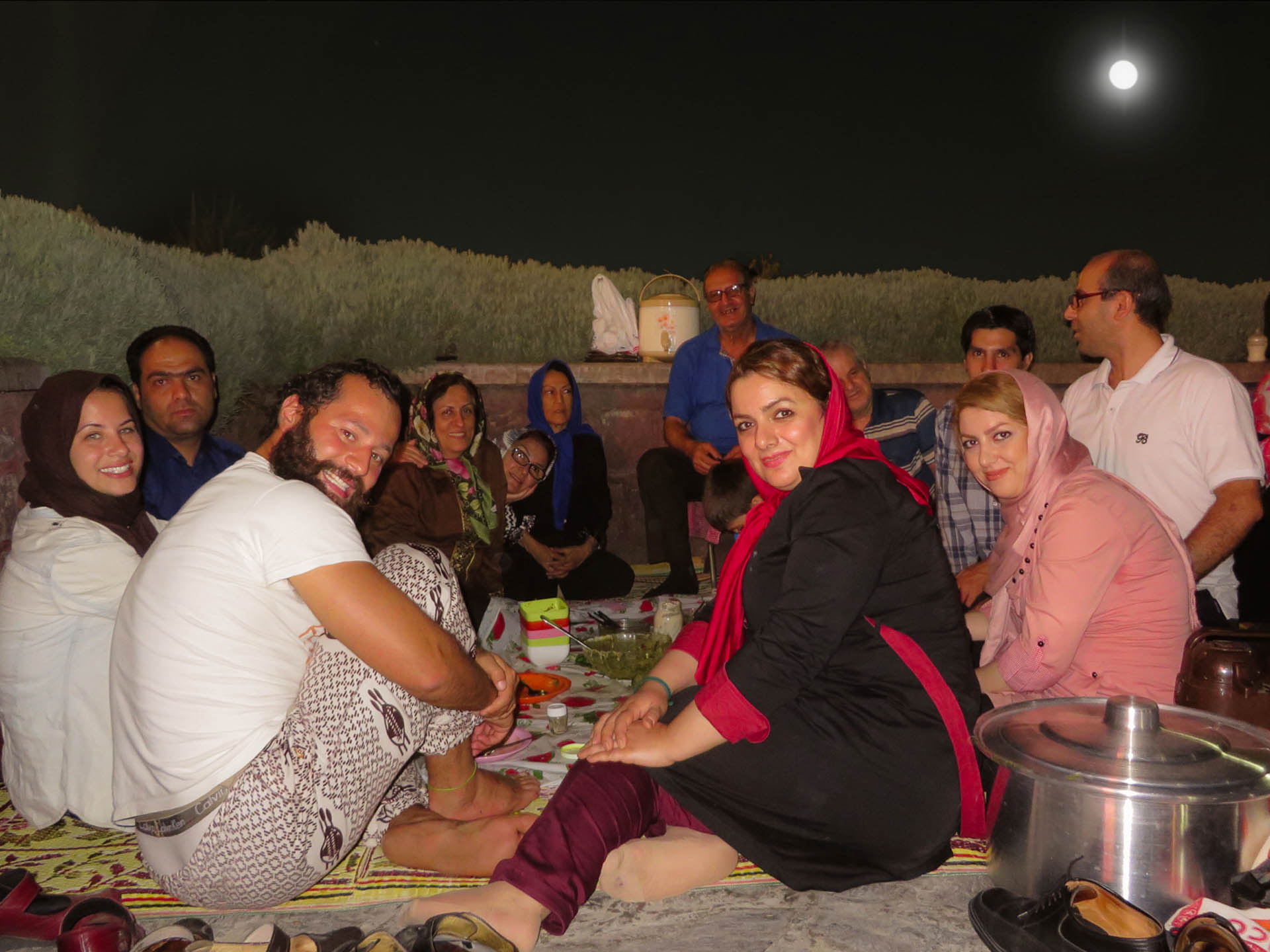 Família fazendo picnic em Teerã a noite