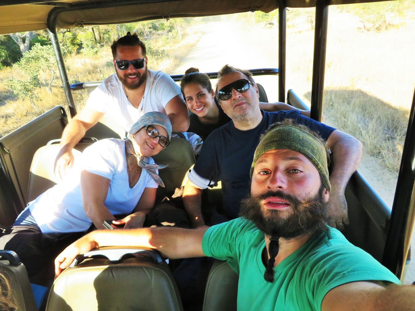 Família dentro do carro de passeio do sáfari no Kruger