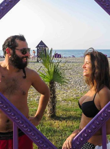 Tiago and Fernanda in a frame in front of the beach in Georgia