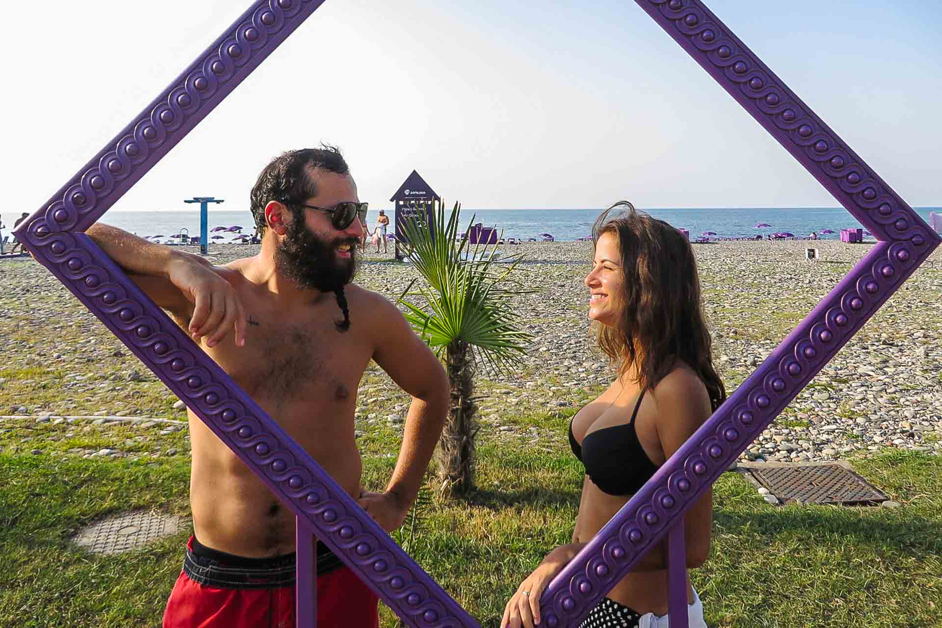 Tiago e Fernanda dentro de um quadro na frente da praia em Batumi