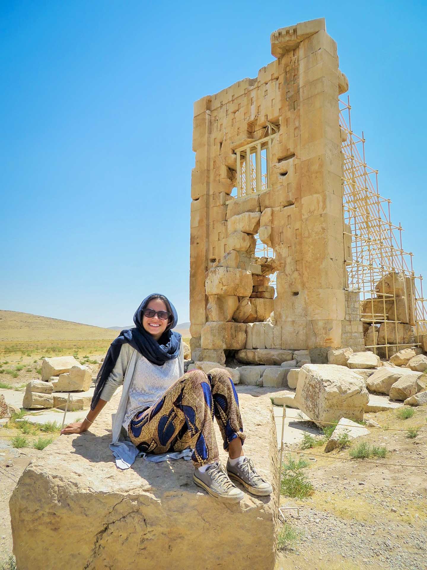 Fe in front of ruins in Pasargadae
