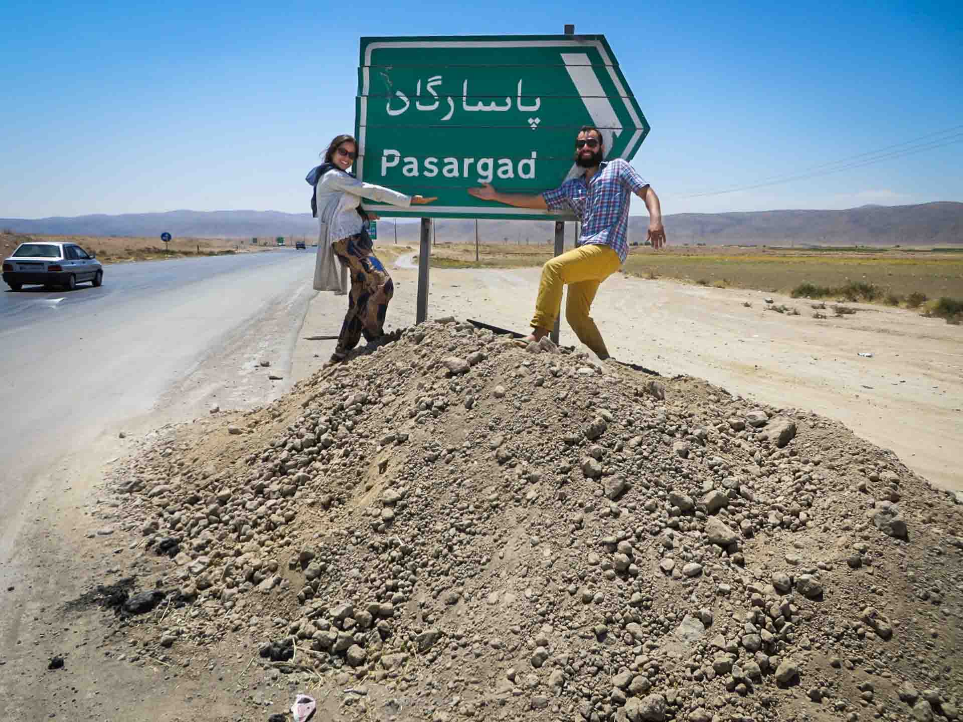 Placa para Pasárgada na estrada do Irã