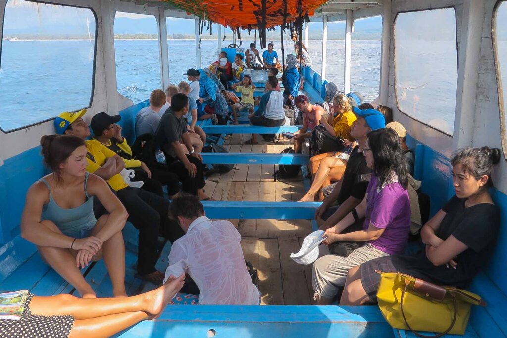 Um barco cheio de pessoas indo de uma ilha para a outra nas Ilhas Gili