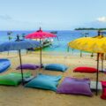Guarda-sois coloridos e almofadas coloridas na praia de Gili Air