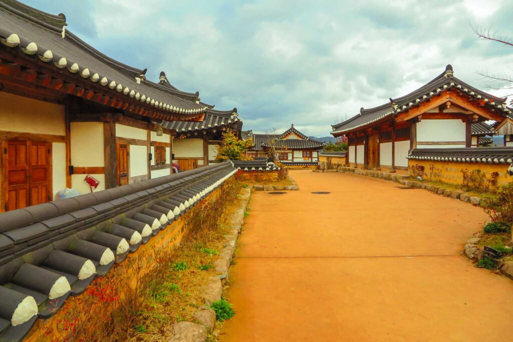 Casas tradicionais Coreanas em ruas de terra e um céu nublado na cidade histórica de Gyeongju, um passeio imperdível na Coreia do Sul