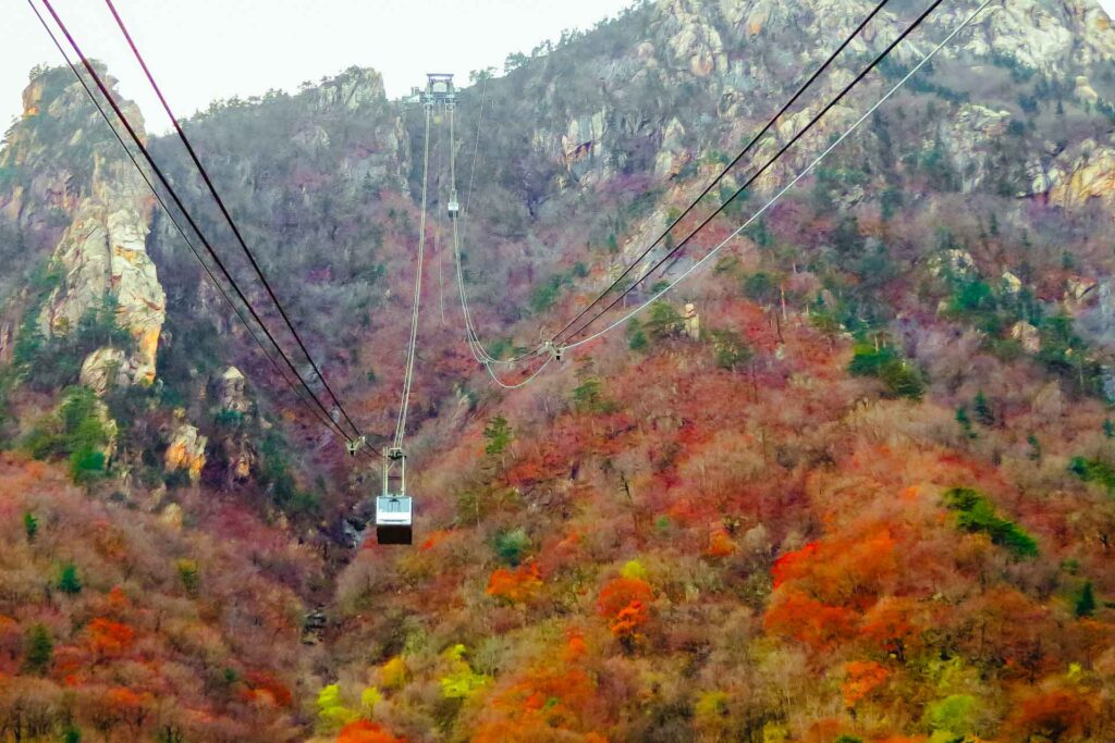 Um teleférico indo para o topo da montanha no parque nacional de Seoraksan na Coreia do Sul