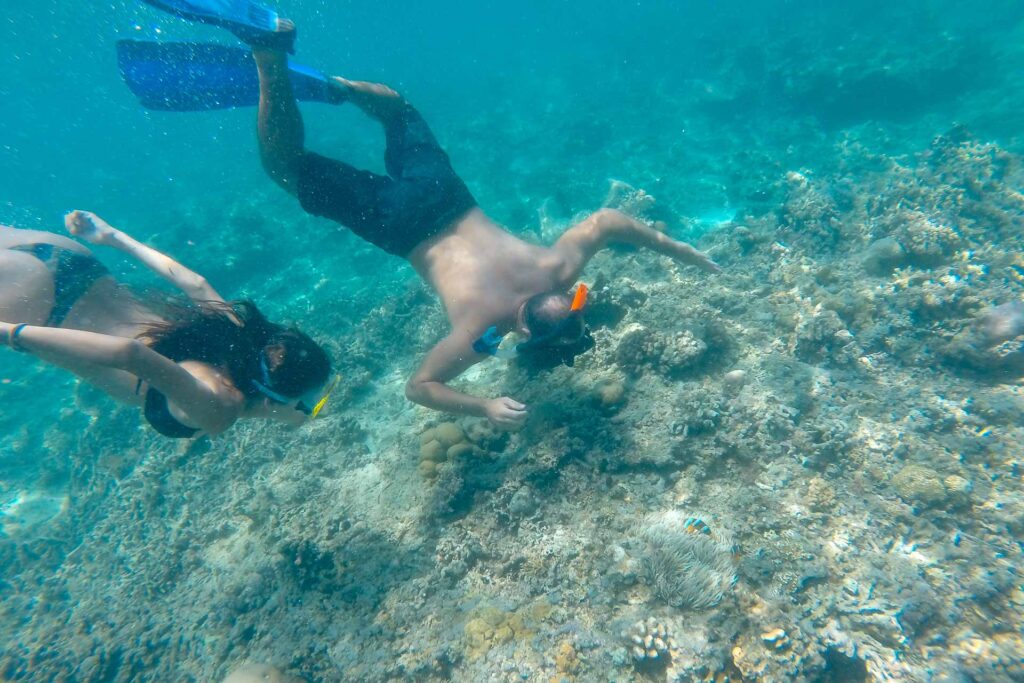 Tiago e Fernanda tentando encontrar o Nemo, snorkelling nas Ilhas Gili