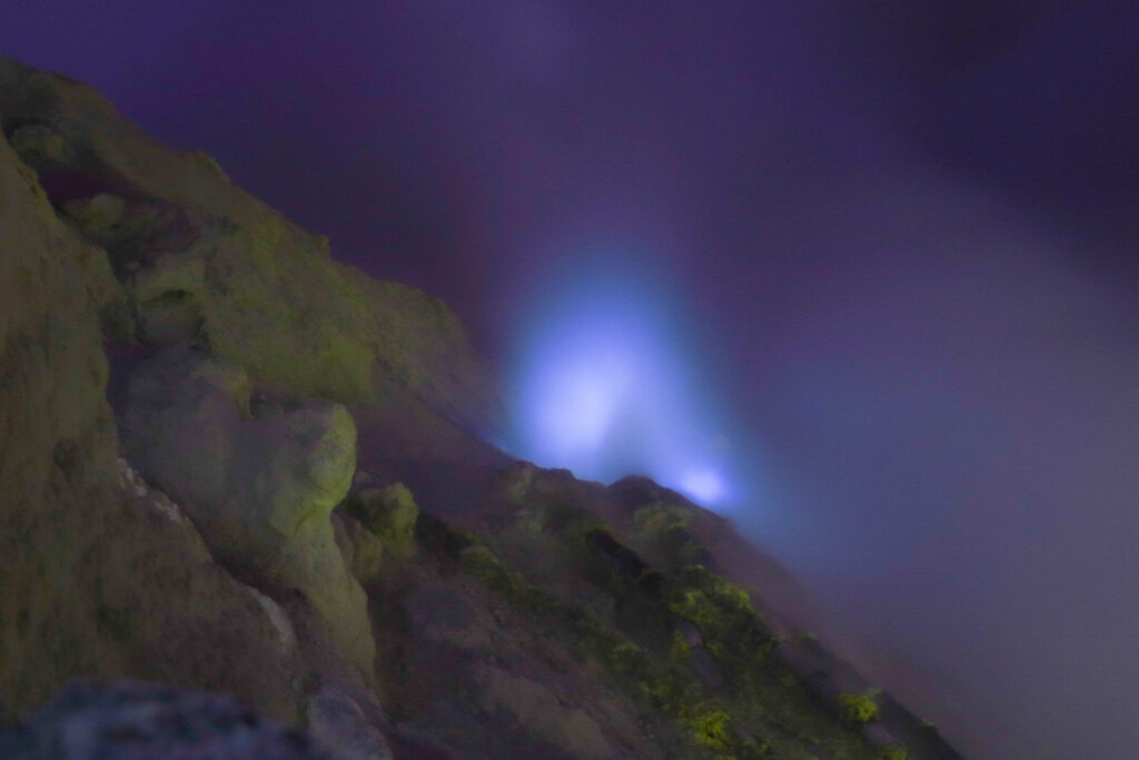 O fogo azul saindo da cratera do vulcão Ijen na Indonésia