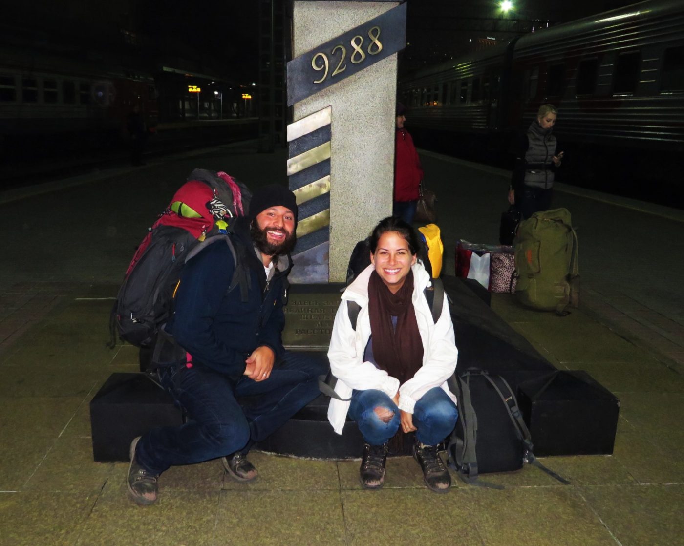 Tiago e Fernanda no ponto final do nosso Guia de viagem Transiberiana