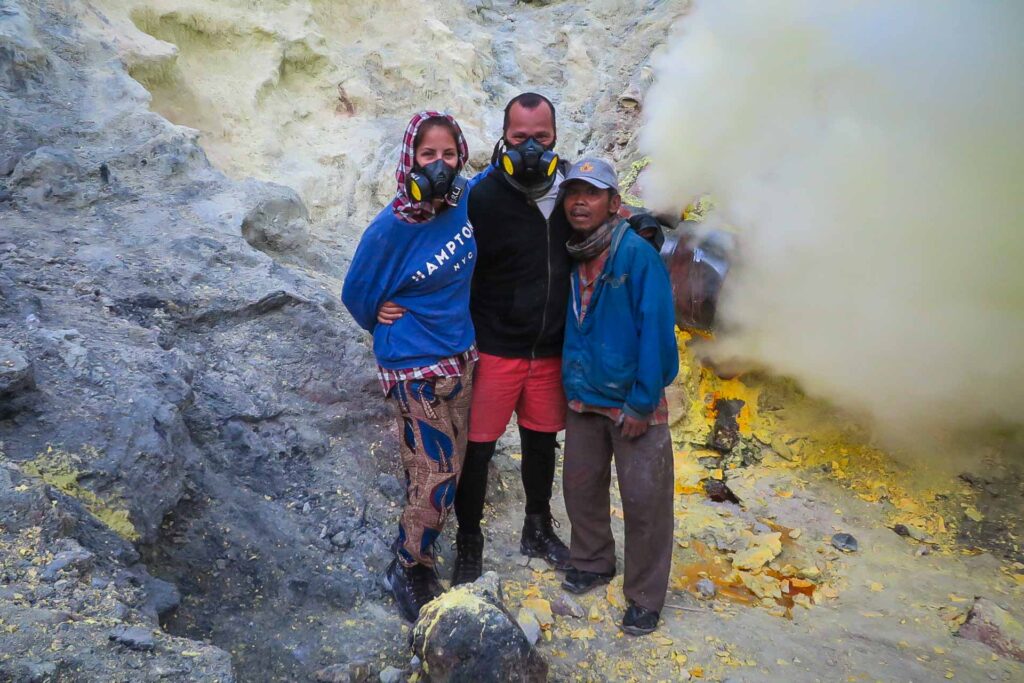 Tiago and Fernanda with a worker in Ijen volcano