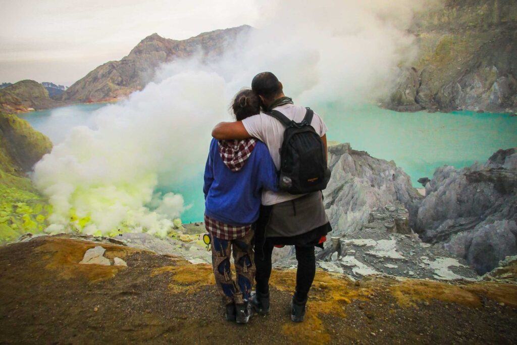 Tiago e Fernanda olhando para a cratera do vulcão Ijen na Indonésia