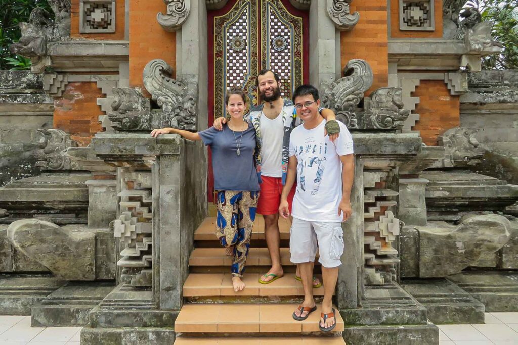 Fernanda, Tiago e o nosso anfitrião de couchsurfing em Jakarta, Indonésia, na frente de um templo Budista