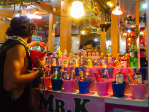 Como viajar para Tailândia gastando pouco barraca de baldinhos de bebidas na Tailândia