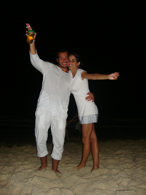 Tiago and Fernanda dressed in white, a traditions for new years day in Brazil