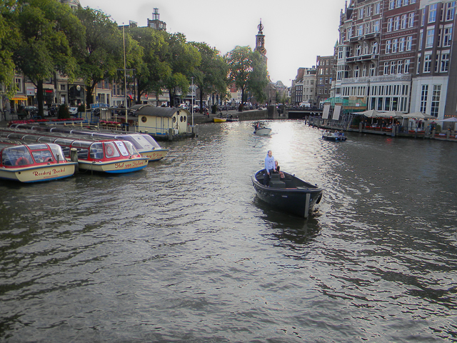 barco nos canais de Amsterdã