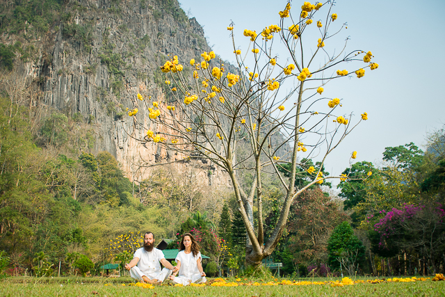 Tiago e Fernanda meditando em Bali