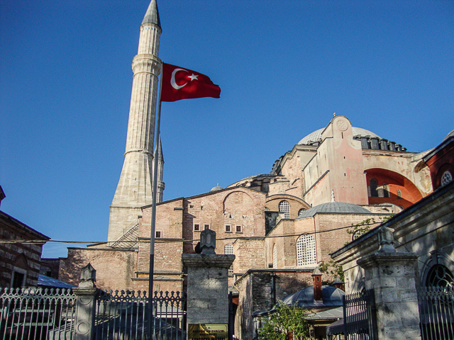 Bandeira da Turquia hasteada atrás de mosque