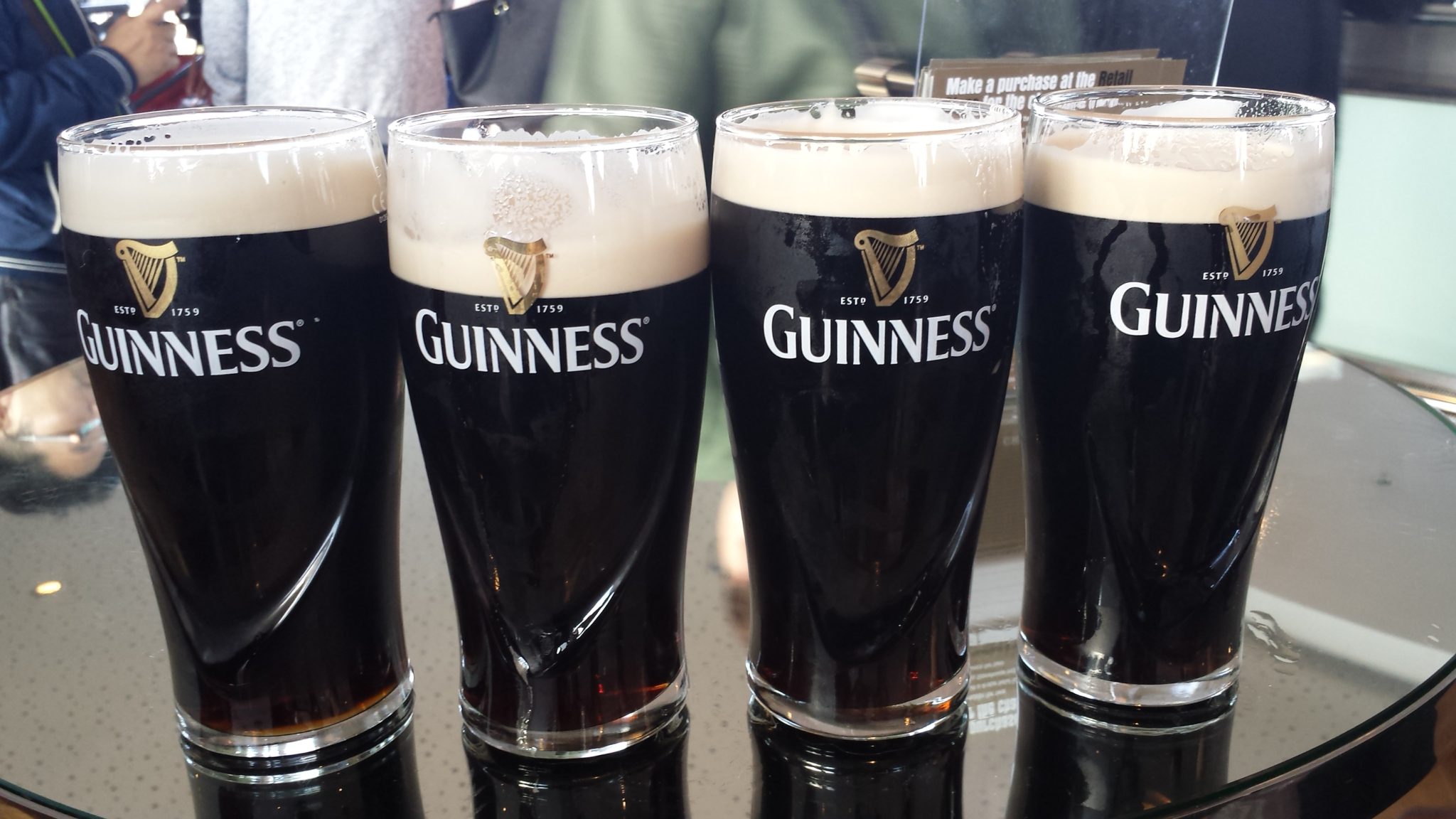 4 copos cheios de Guinness como tradição de Natal na Irlanda