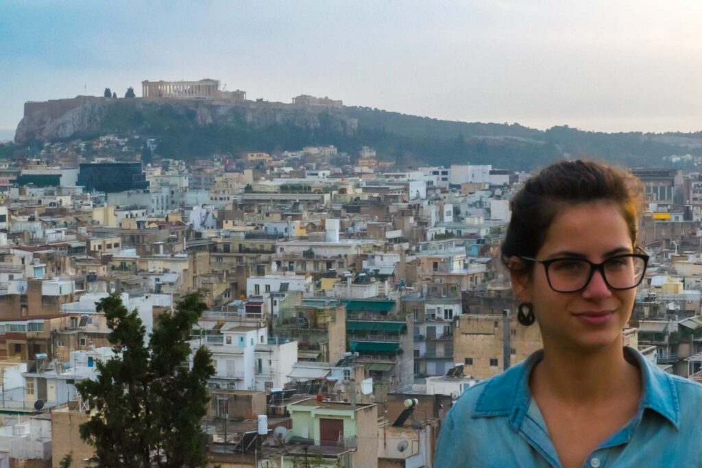 Fernanda com a Acrópoles e a cidade de Atenas ao fundo