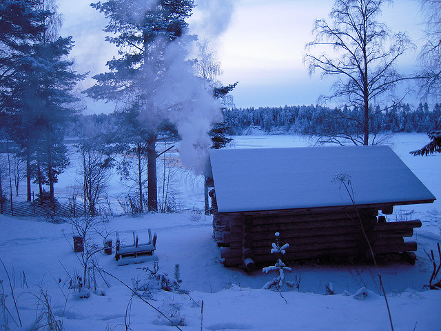 Tradições de Natal na Finlândia com uma casa coberta de neve