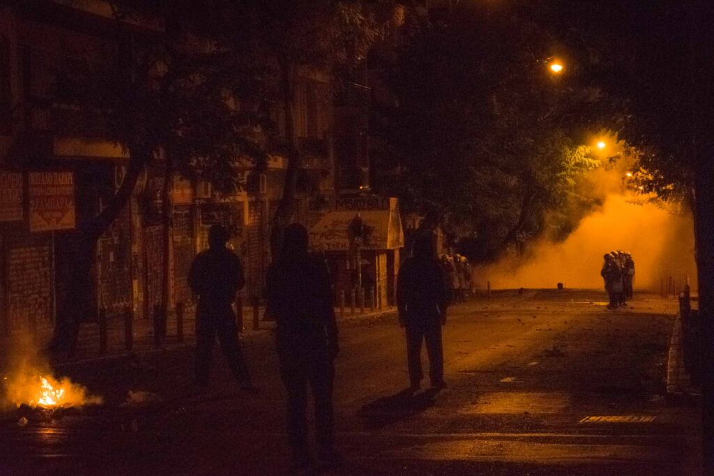 Noite de protestos em Atenas com fogo na rua
