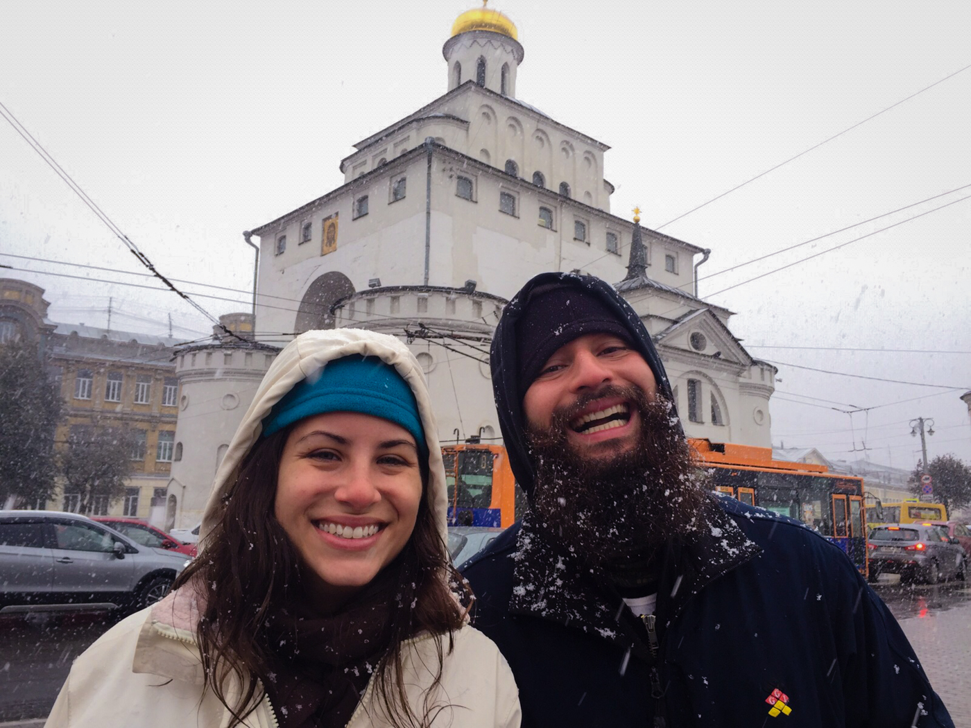 Tiago and Fernanda under snow in Russia during a travel around the world