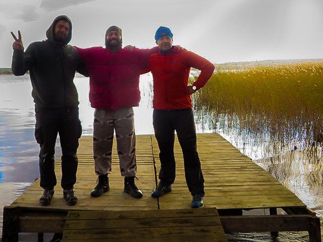 Tiago e dois amigos russos na beira do rio de Losevo, perto de St Petersburgo na Rússia