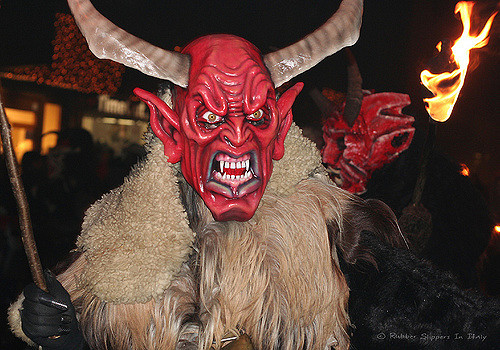 Uma das tradições de Natal mais estranhas com uma mascara de demônio e chifres
