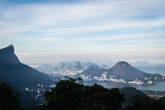 Panorama do Rio de Janeiro com o Cristo Redentor e a baía de Guanabara
