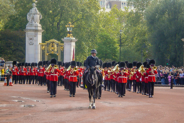 The British guard changing turns in Buckingham Palace