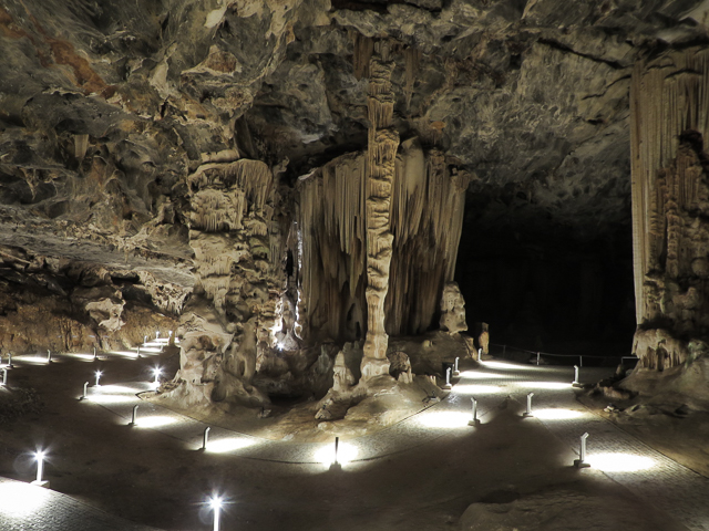 Dentro da caverna Cango na África do Sul de motorhome