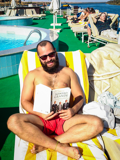 Tiago lendo um livro a bordo do cruzeiro no nilo