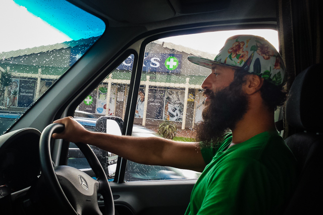 Tiago dirigindo o motorhome na África do Sul