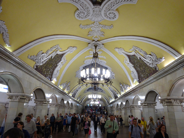 pessoas nas estações de metrô da Rússia