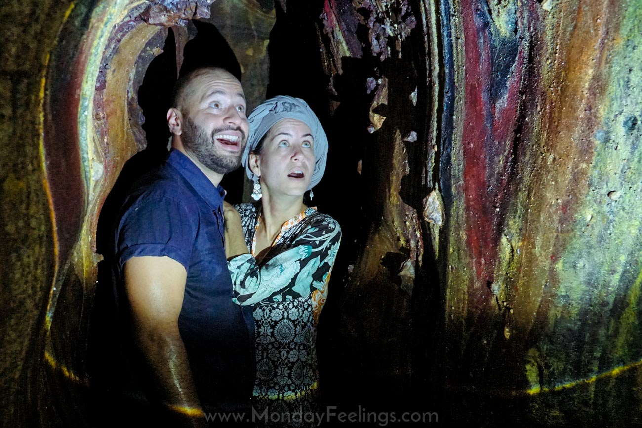 Tiago e Fernanda dentro da caverna de arco-iris na ilha de Hormuz no Irã
