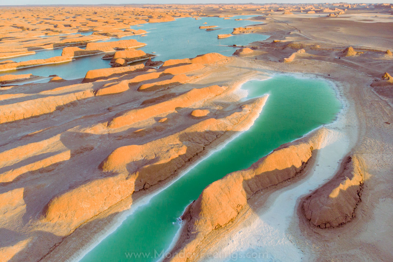 lagos de cores azul esmeralda e verde fromados no deserto de Lut no irã