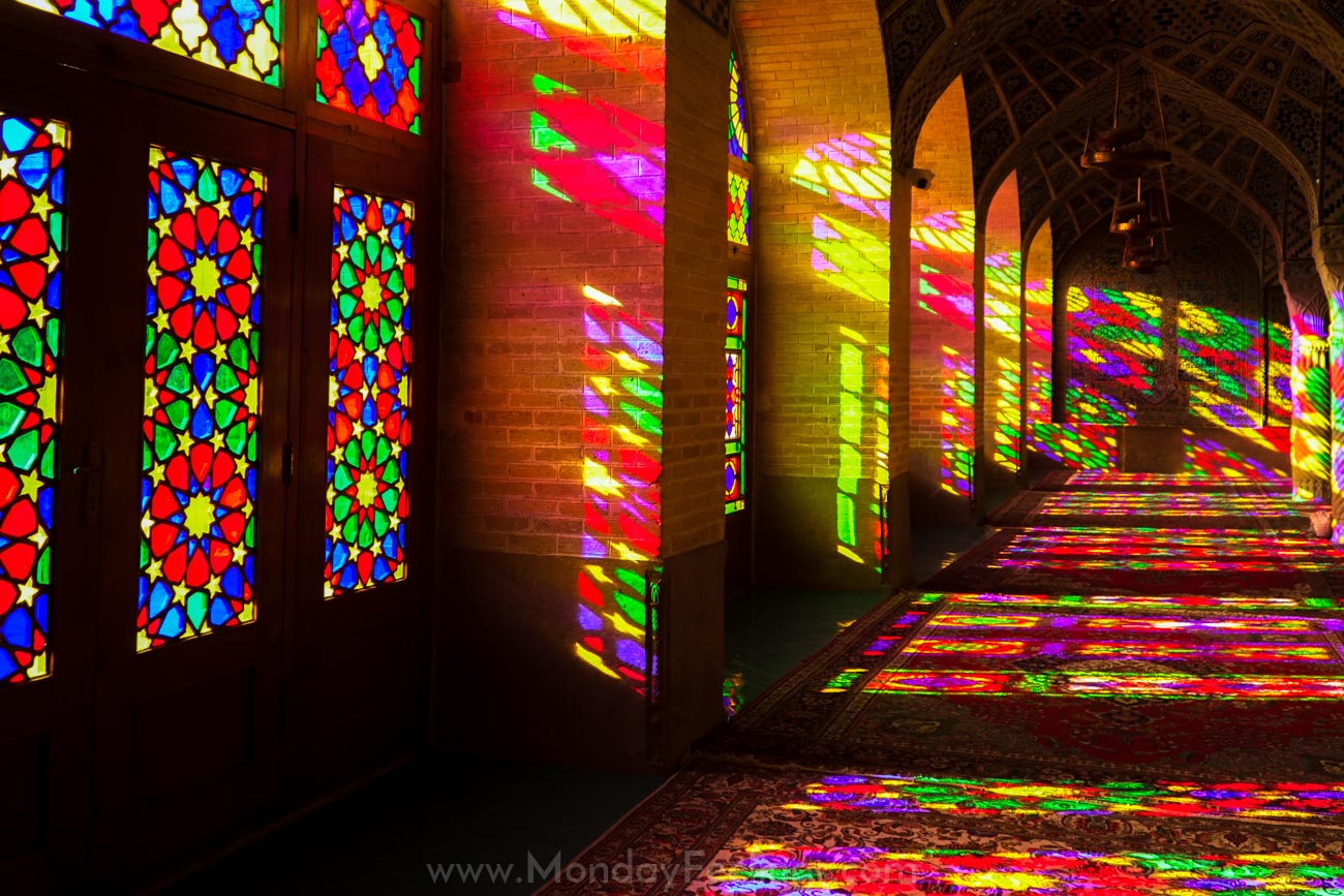 A famosa Mesquita Rosa em Shiraz iluminada pelos vitrais sem pessoas