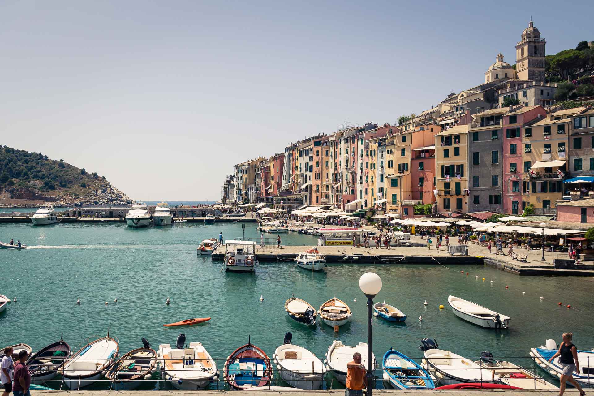 Porto de PortoVenere em Cinque Terre com barcos ancorados na marina e casas coloridas na lateral