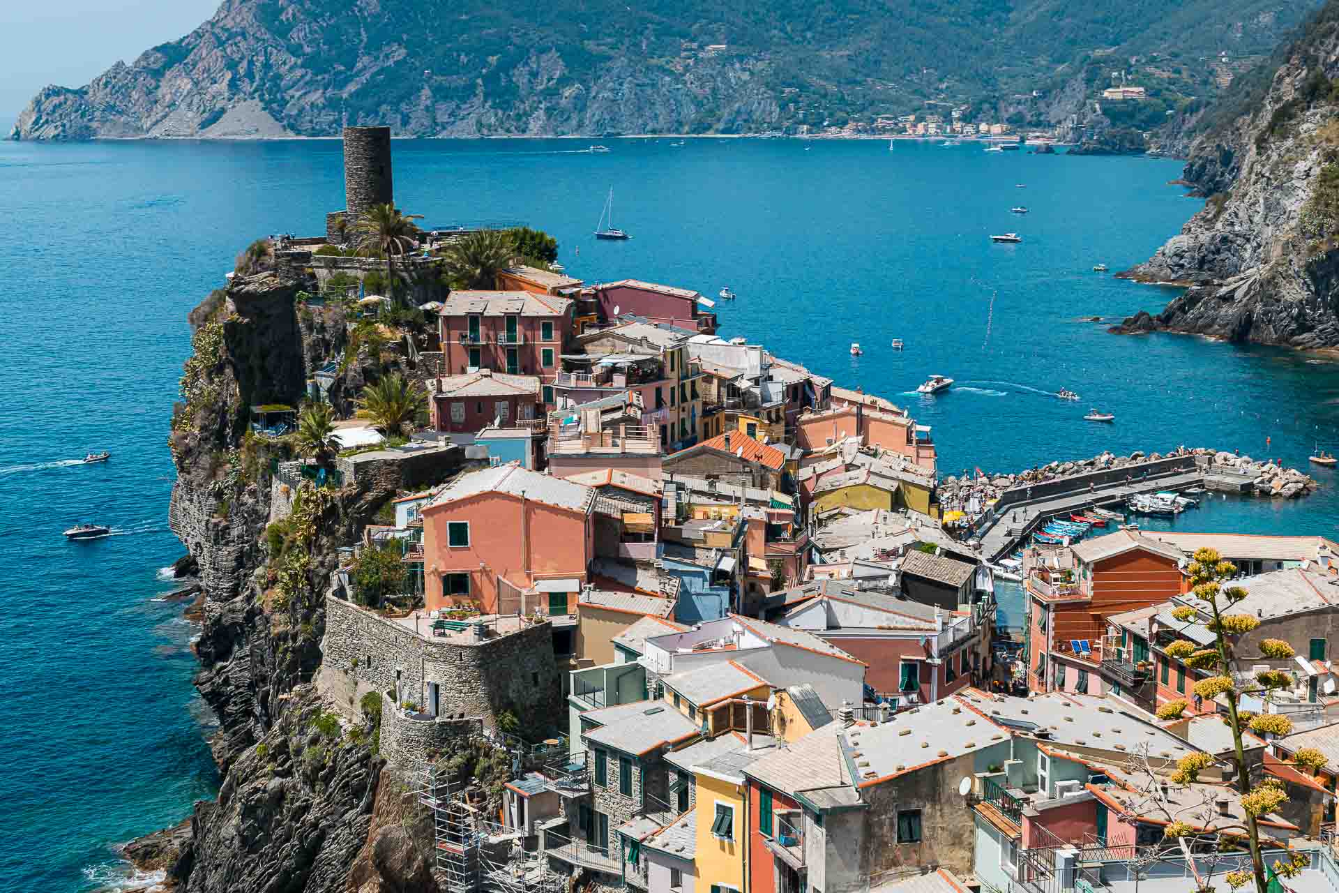 A vila de Vernazza no topo da montanha rodeada pelo mar nas Cinque Terre