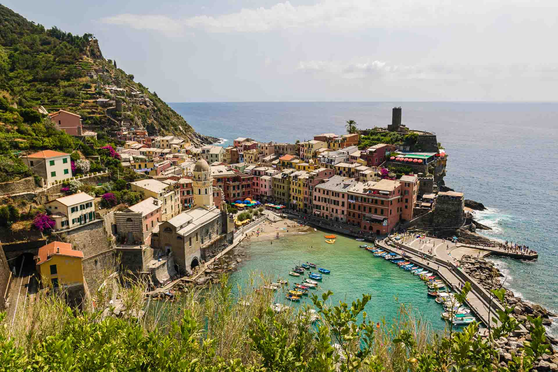 Vista de cima de Vernazza com as casas e a praia