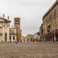 A grande praça Sordello de Mantova com a catedral ao fundo e ao lado o Palazzo Ducale