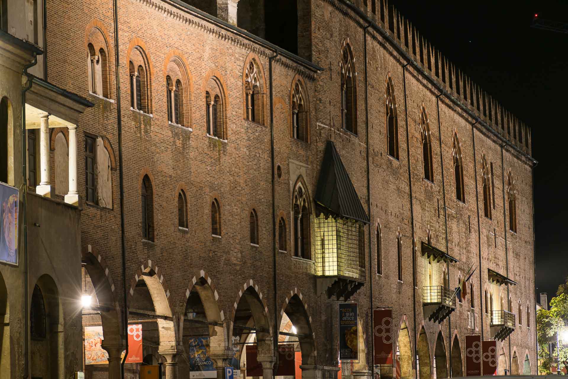 Uma parede medieval no centro de Mantova na Italia