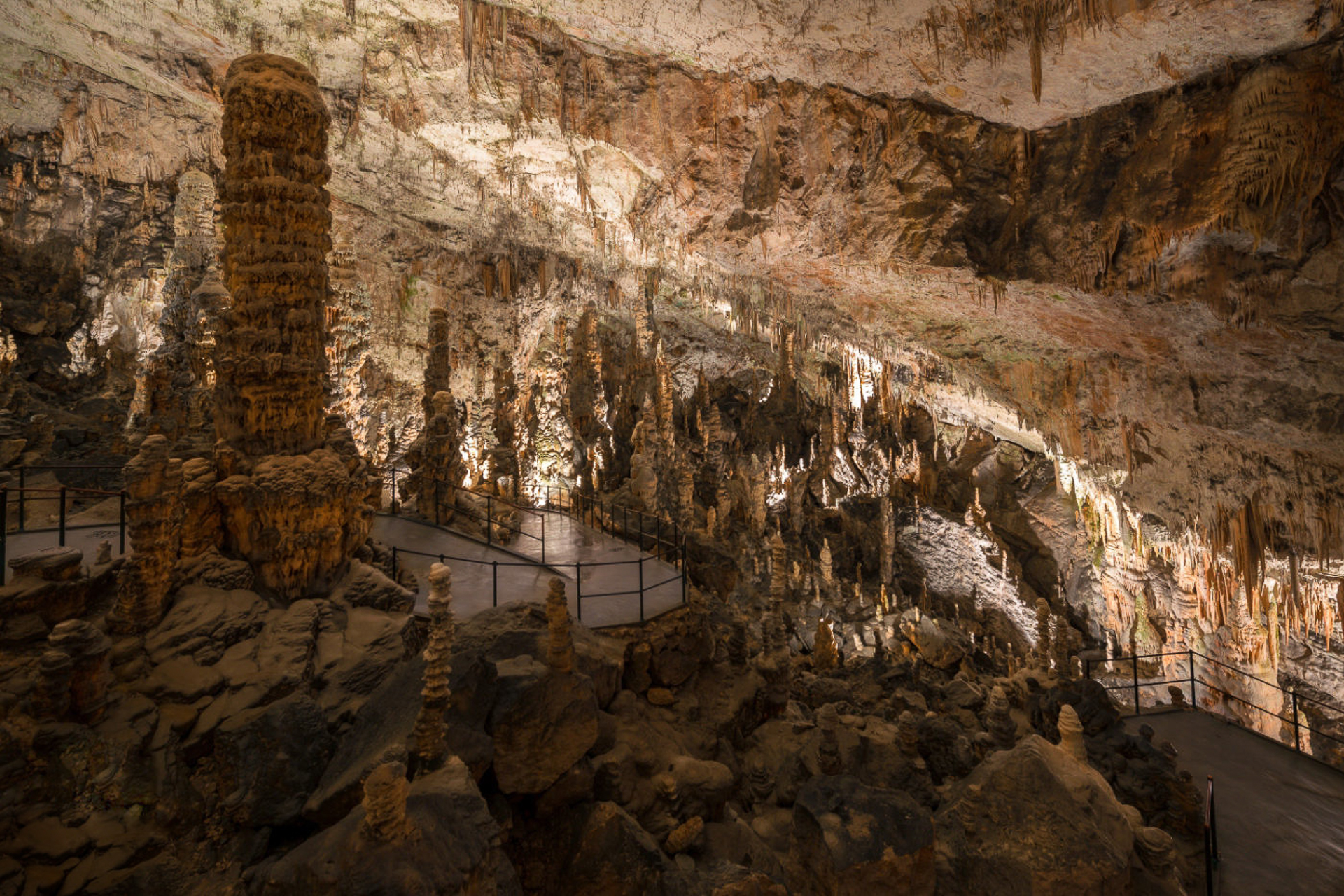 O caminho do tour da caverna de Postojna a pé