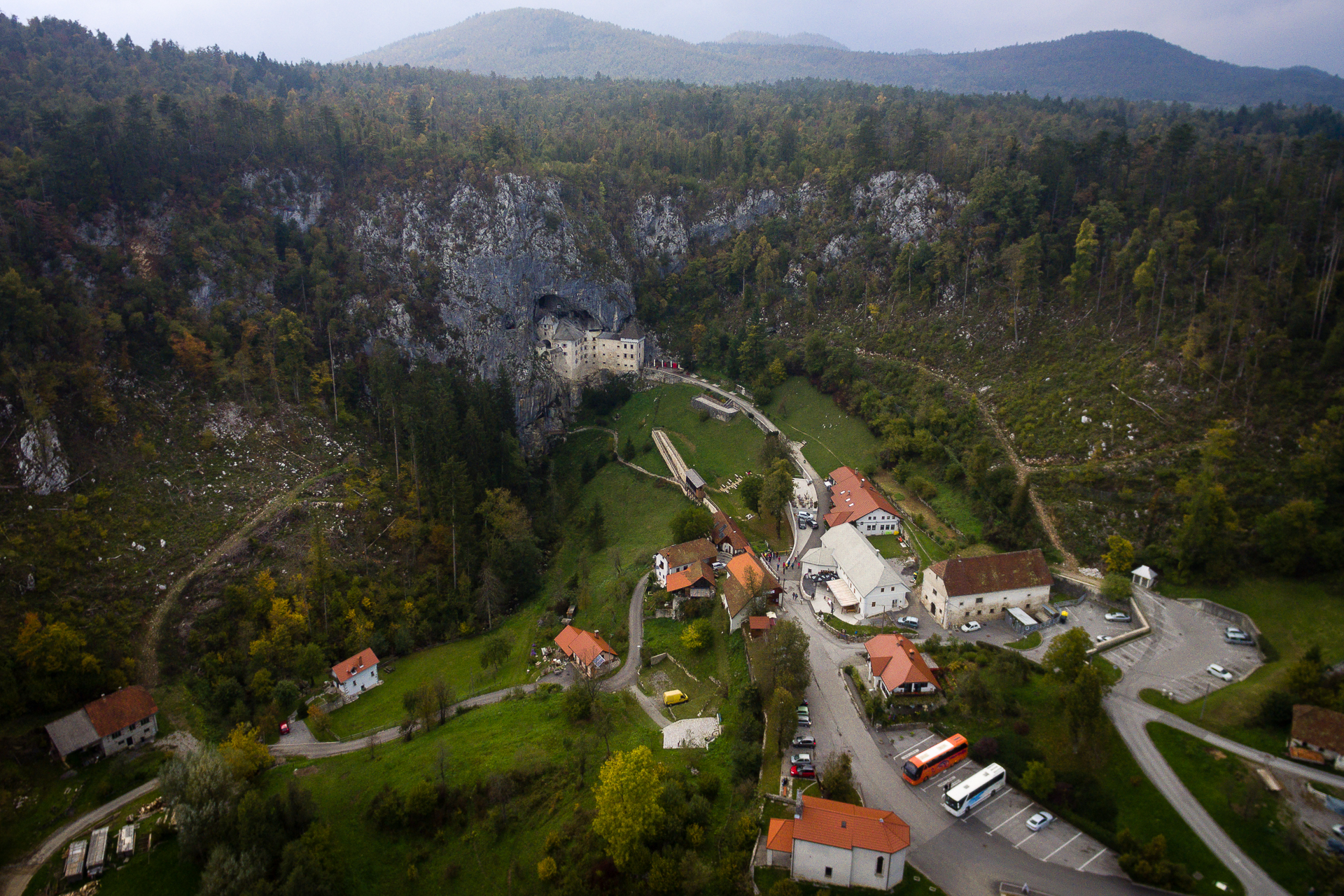 Vista aérea do castelo de Predjama ao lado da caverna de Postojna